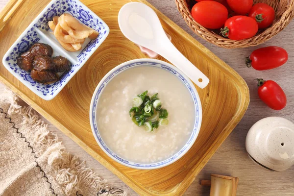 Porridge Riz Avec Oignon Printemps Sur Table — Photo