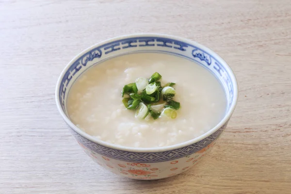 Porridge Riso Con Cipollotto Sul Tavolo Fotografia Stock