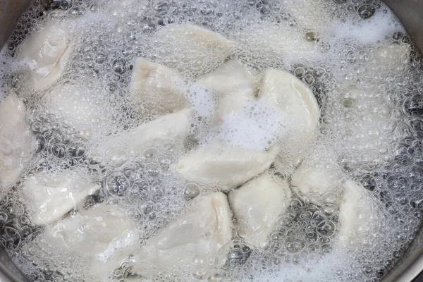 Etli börekler kaynar suda kaynatılır.