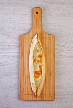 Akdeniz düz ekmeği ahşap kesim tahtasında 