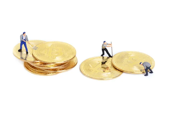 Figura Miniatura Pessoas Que Trabalham Criptomoeda Bitcoins Dourados — Fotografia de Stock