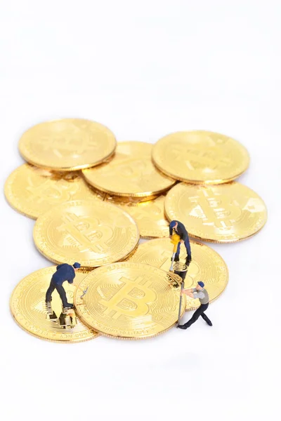 Figuras Miniatura Personas Que Trabajan Bitcoins Oro Criptomoneda —  Fotos de Stock