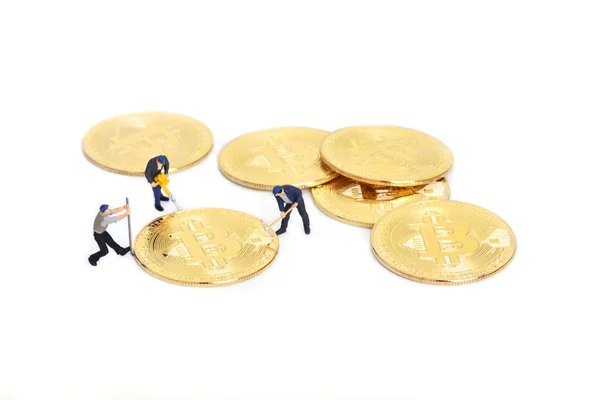 Figura Miniatura Pessoas Que Trabalham Criptomoeda Bitcoins Dourados — Fotografia de Stock