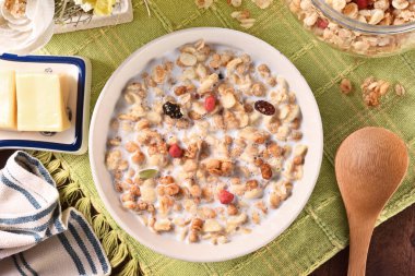 Kavanozda süt ile meyveli granola.  