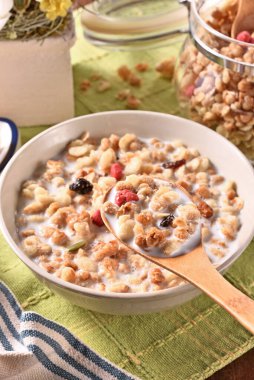 Bir kaşık dolusu meyve gevreği ve süt.  