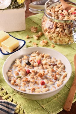 Kavanozda süt ile meyveli granola.  