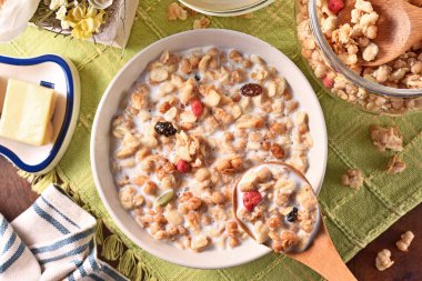 Bir kaşık dolusu meyve gevreği ve süt.  