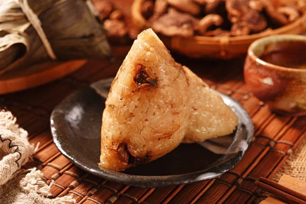 Masada buğulanmış pirinç köftesi