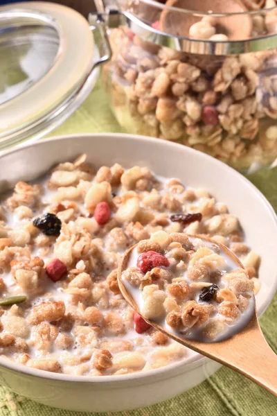 Bir kaşık dolusu meyve gevreği ve süt.  