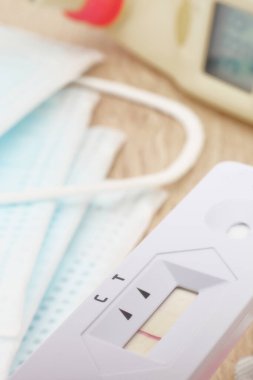 Tahta arka planda negatif sars-cov-2 hızlı antijen testi. 