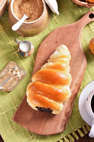 Cornettobrötchen Mit Roher Schokolade Auf Holztablett — Stockfoto