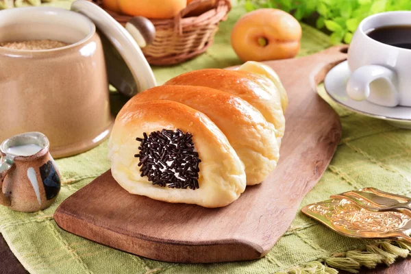 Krémový Cornet Rollový Chléb Syrovou Čokoládou Dřevěném Podnosu — Stock fotografie