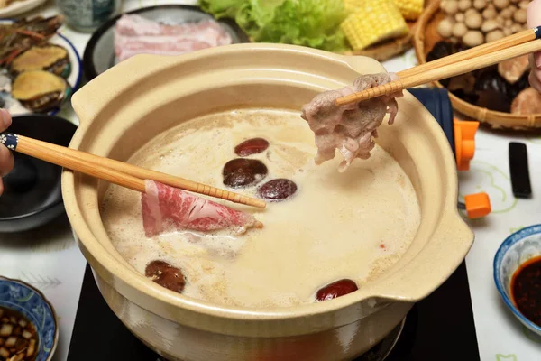 Duas Pessoas Usam Pauzinhos Para Tirar Fatias Carne Pote Quente — Fotografia de Stock