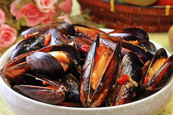 Cozze Salsa Crema Aglio Tavolo Legno — Foto Stock