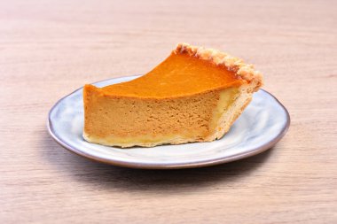 Masada servis edilen bir dilim lezzetli kabak turtası. 