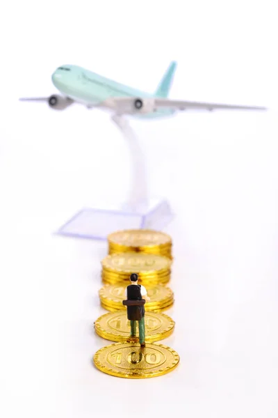 Koncepcja Podróży Miniaturowa Postać Podróżna Chodząca Stosie Monet Samolotu — Zdjęcie stockowe