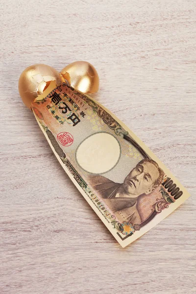 Японская Иена Разбитом Золотом Яйце Деревянном Фоне — стоковое фото