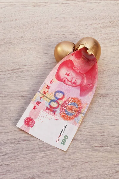 Renminbi Golden Broken Egg Wooden Background — ストック写真