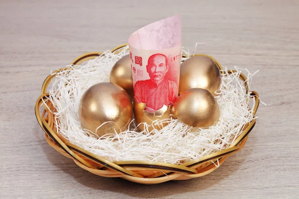 Ovos Ouro Ninho Com Novos Dólares Taiwan Fundo Madeira — Fotografia de Stock