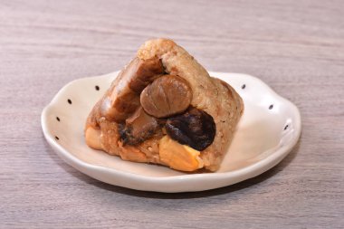 İstiridye ve istiridyeli pirinç köftesi. 