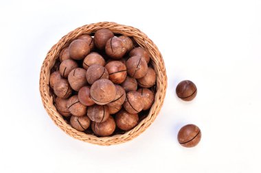 Beyaz arka planda izole edilmiş Macadamia fındıkları.  