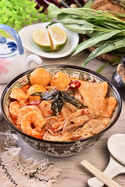 シンガポールラクサ 辛いカレーココナッツミルクで提供される麺 魚のボールと辛い麺スープ — ストック写真