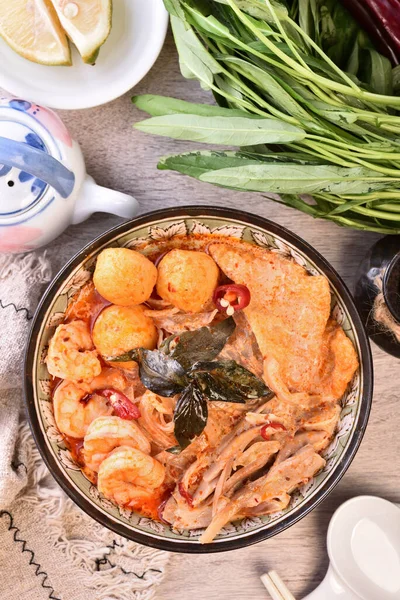 Singapore Laksa Pittige Noedelsoep Met Noedels Garnalen Kip Tofu Visbal — Stockfoto