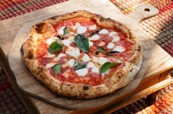 Pizza Margherita Sobre Tabla Cortar Madera Imagen De Stock