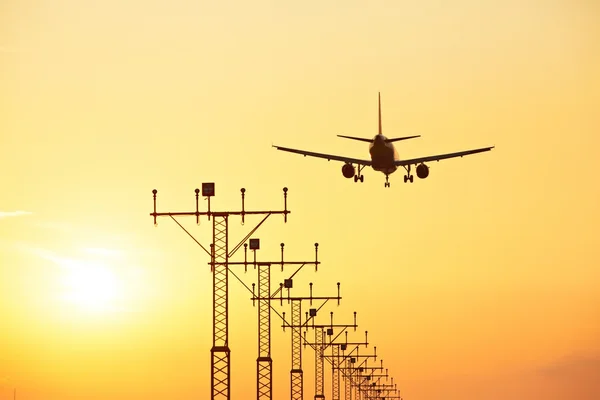 日没の飛行機 — ストック写真