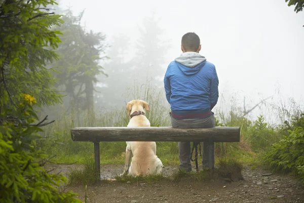 Man med sin hund — Stockfoto