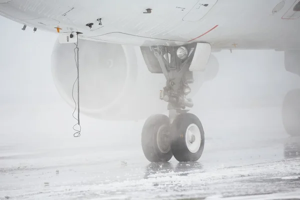 Escarcha y nieve en el aeropuerto — Foto de Stock