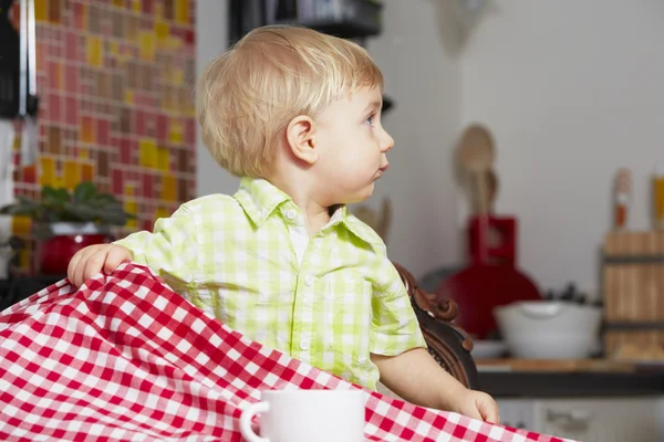 Bambino in cucina — Foto Stock