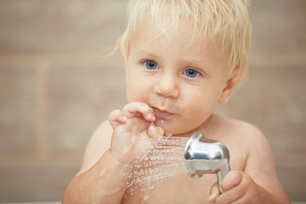 Bébé dans la salle de bain — Photo