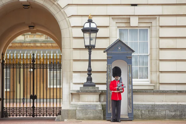 Guarda em frente ao Palácio de Buckingham — Fotografia de Stock