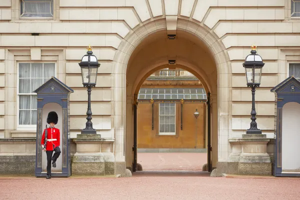 Vakt framför buckingham palace — Stockfoto