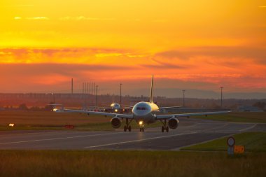 gün batımında Havaalanı
