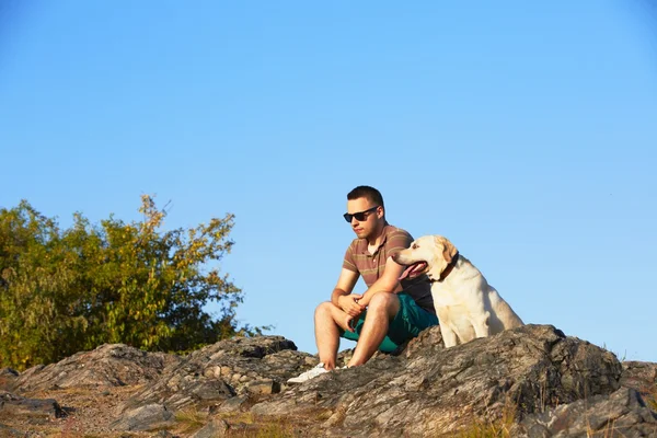 Homme avec chien — Photo