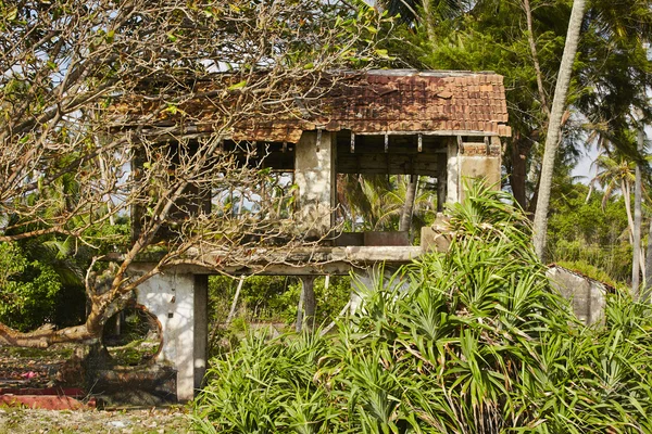 Damaged house — Stock Photo, Image