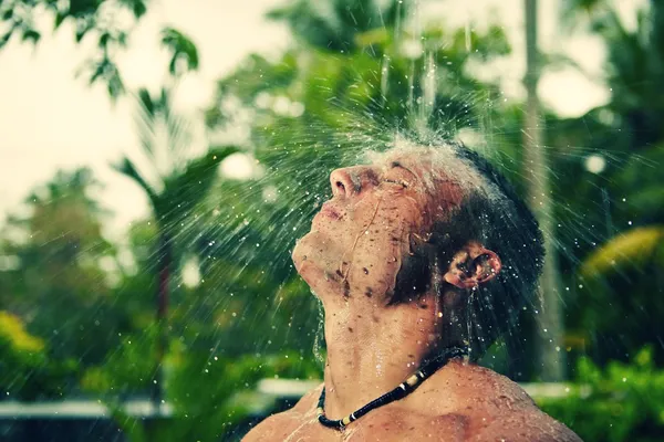 Homem na chuva — Fotografia de Stock