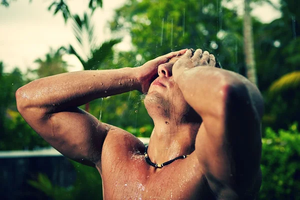 Homem na chuva — Fotografia de Stock