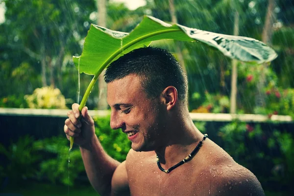 Man in de regen — Stockfoto