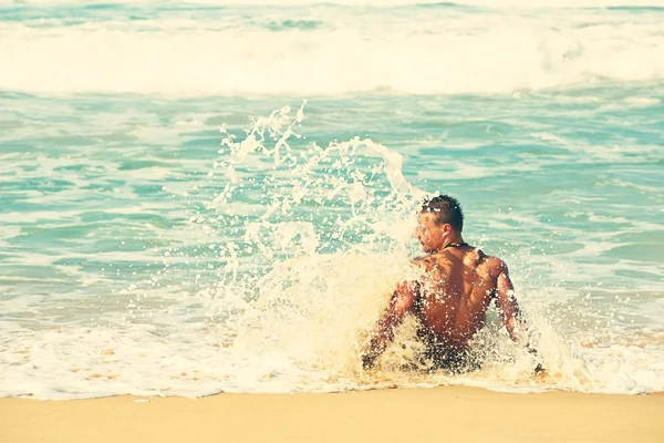 Sozinho na praia — Fotografia de Stock