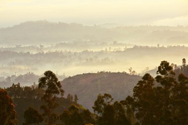 Dağlarda gün doğumu