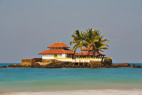 Tempio buddista sull'isola — Foto Stock