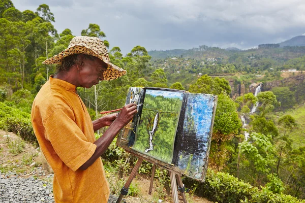 Painter in front of the waterfall — Stock Photo, Image