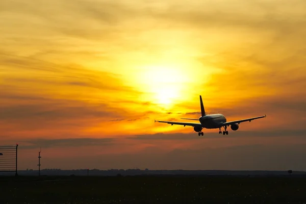 Letadlo při západu slunce — Stock fotografie