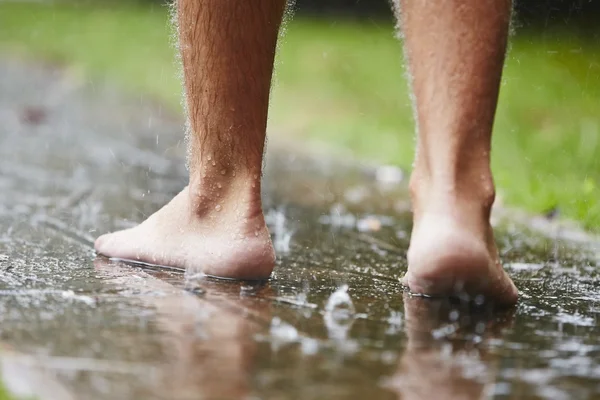 Barefoot in rain — Stock Photo, Image