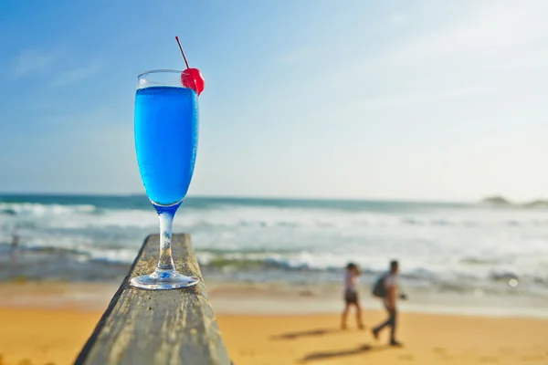 Beber na praia — Fotografia de Stock