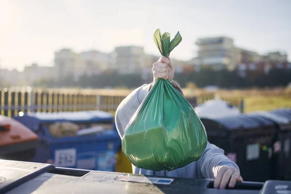 Чоловік Йде Сміттям Рука Несе Пластиковий Пакет Проти Сміттєвих Банок — стокове фото