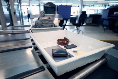 Uçak kalkmadan önce havaalanı güvenlik kontrolünde kişisel eşyalar, sıvılar ve laptop konteynırda.